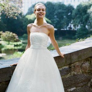 🌸HOST PICK🌸Davids Bridal Strapless Wedding Gown Size 4